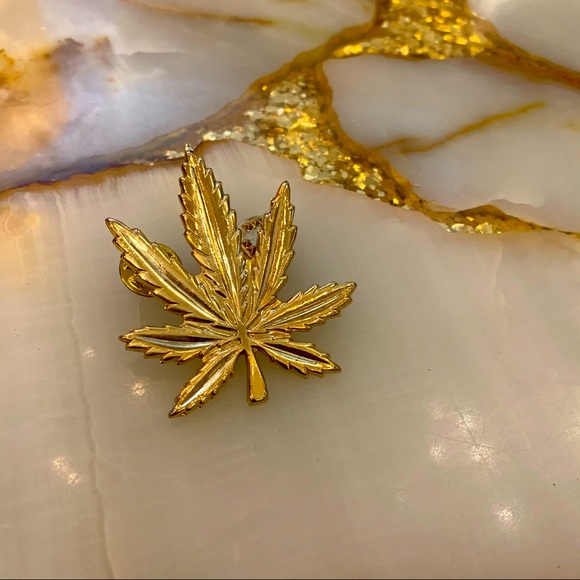Vintage Gold Leaf Pin - Picture 1 of 3